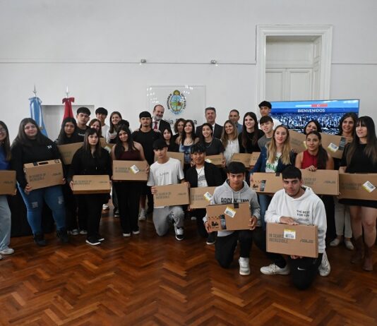 La Embajada de Turquía en Argentina donó 30 notebooks a escuelas de Bahía Blanca