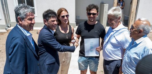 Kicillof entregó viviendas en Bahía Blanca y recorrio obras del Plan Hídrico