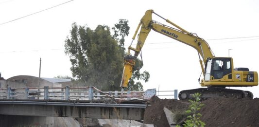 La provincia avanza en la reconstrucción del canal Maldonado: se concretó la demolición del puente Don Bosco