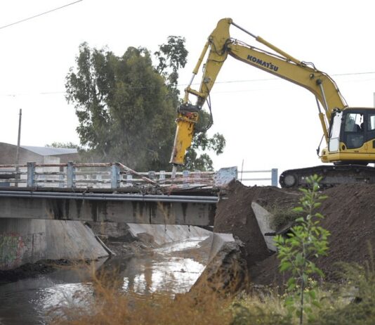 La provincia avanza en la reconstrucción del canal Maldonado: se concretó la demolición del puente Don Bosco