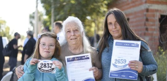 Integración urbana en marcha: el Municipio entregó certificados de hábitat a familias de la ciudad