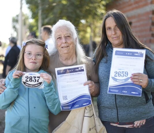 Integración urbana en marcha: el Municipio entregó certificados de hábitat a familias de la ciudad