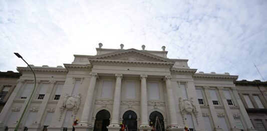 Avanza la puesta en valor de la emblemática Escuela N° 2: las obras en su fachada y el hall central ingresan en su etapa final