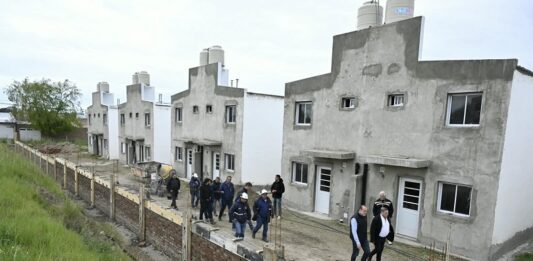El intendente Susbielles recorrió la reactivación del plan de viviendas de Luz y Fuerza